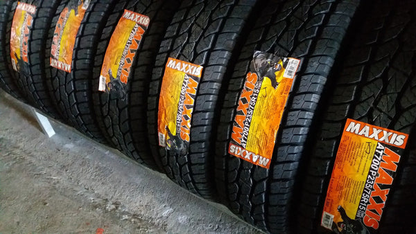  AT700 P23575R15 OWL 109S MAXXIS