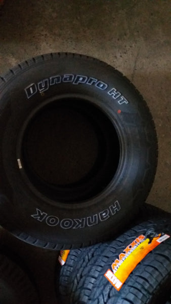 AT700 P26565R17 OWL 112S MAXXIS
