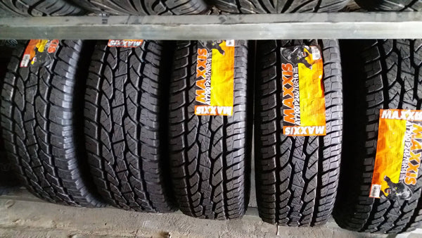 AT700 P24570R16 OWL111S MAXXIS